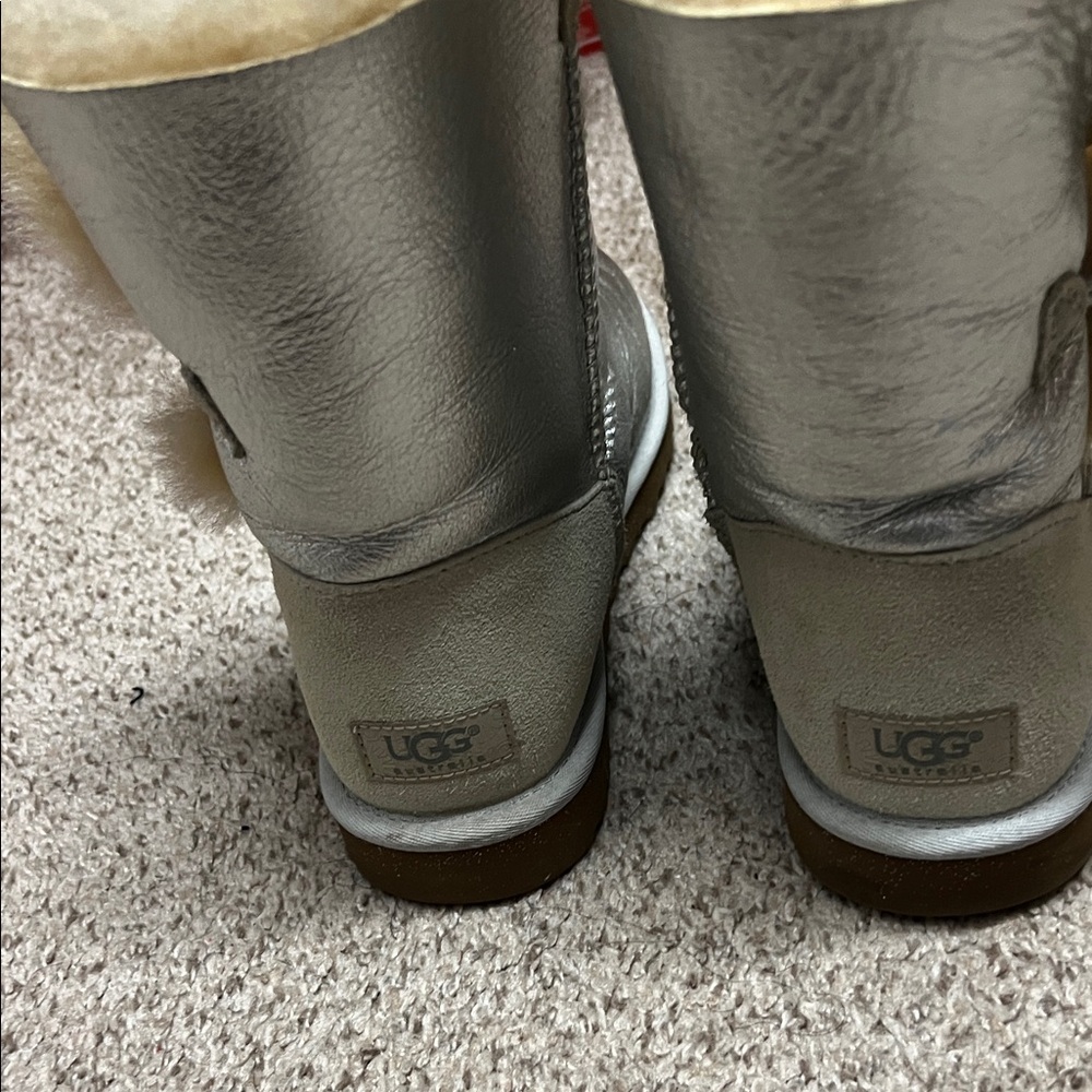 UGG Silver Ankle Boots with Cream Fur Lining I don’t have box - Picture 4 of 9